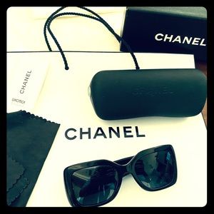 CHANEL square framed vintage style sunglasses